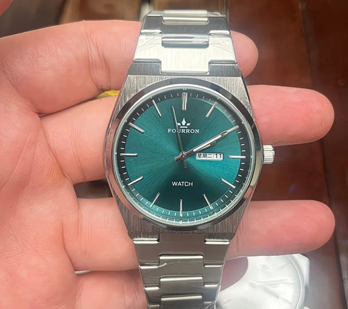 New high-end niche men's watch with steel strap, versatile for business and casual wear, luminous, waterproof, analog, quartz watch.